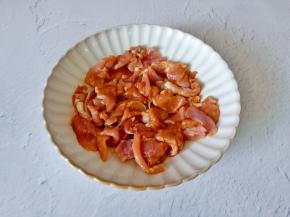 抓拌均匀腌制十分钟。