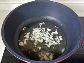 热锅凉油下蒜泥炒香。