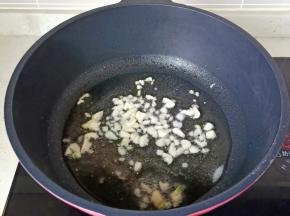 热锅凉油下蒜泥炒香。