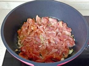 放入猪肉片开大火爆炒。