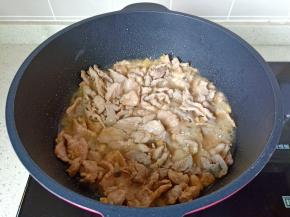 翻炒到肉片变色。