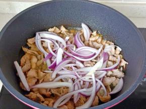 放入切好的洋葱丝。