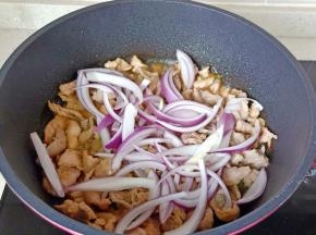 放入切好的洋葱丝。