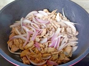 大火翻炒至洋葱丝断生。