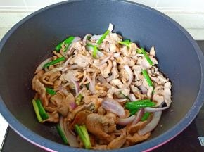 加半勺盐翻炒均匀，撒葱段出锅。