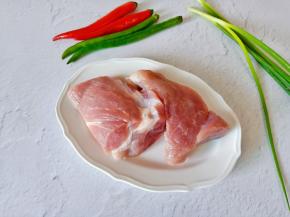 准备猪肉，青红椒。