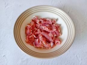 猪肉剔除筋膜切成片。