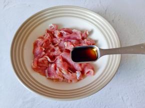 加入生抽一勺。