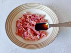 加入生抽一勺。