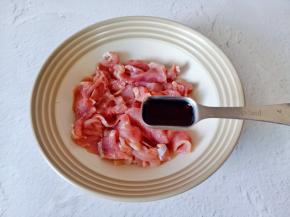 加入蚝油一勺。