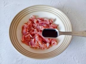 加入蚝油一勺。