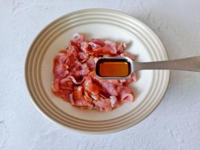 加入料酒一勺。