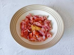 加十三香，盐各半勺。