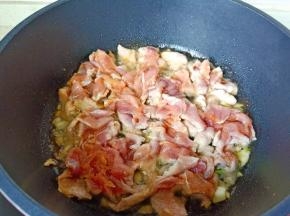 热锅热油放入肉片爆炒。