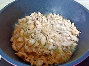 爆炒至肉片变色。