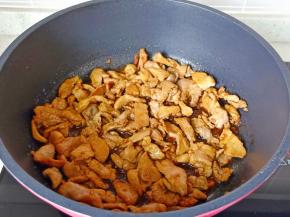 加入生抽一勺调色。