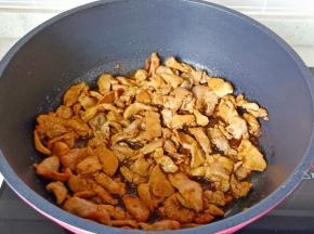 加入生抽一勺调色。