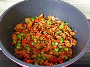 加入青红辣椒圈。