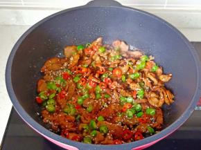 撒上孜然粉，辣椒粉，芝麻。