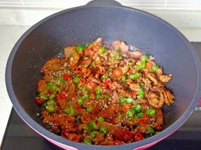 撒上孜然粉，辣椒粉，芝麻。