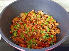 大火翻炒均匀即可出锅！