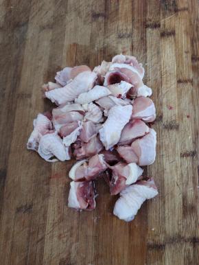 鸡腿洗净切成小块备用！