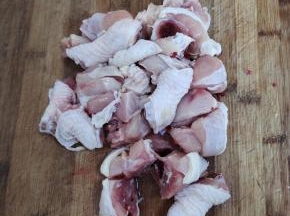 鸡腿洗净切成小块备用！