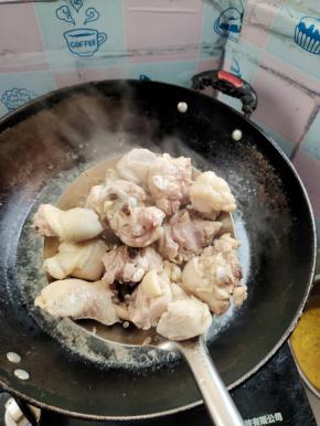 鸡腿冷水下锅，水开后焯水一分钟左右，捞出沥干水分备用！