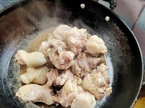 鸡腿冷水下锅，水开后焯水一分钟左右，捞出沥干水分备用！
