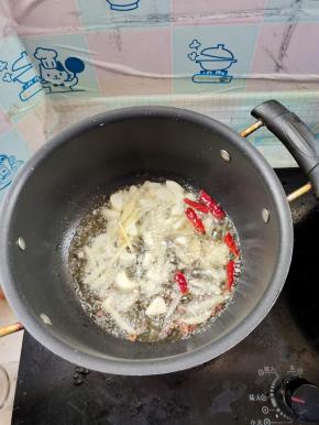 起锅烧油，放入生姜，花椒，蒜瓣，干辣椒爆香！