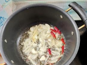 起锅烧油，放入生姜，花椒，蒜瓣，干辣椒爆香！