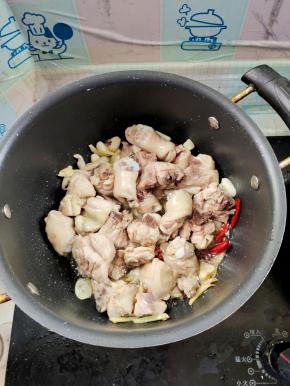 放入鸡块煸炒变色！