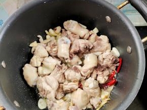 放入鸡块煸炒变色！