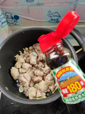 放入一勺生抽！