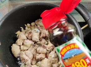 放入一勺生抽！