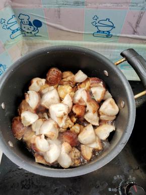 放入香菇翻炒均匀！