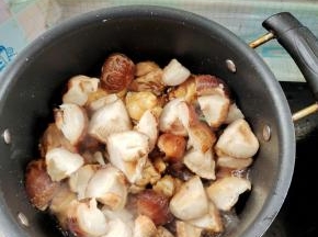 放入香菇翻炒均匀！