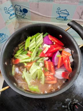 放入青红椒块，洋葱块，蒜苗炒熟！