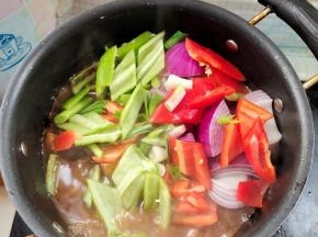 放入青红椒块，洋葱块，蒜苗炒熟！
