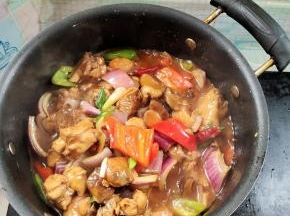 起锅前放入适量的鸡精翻炒均匀即可！