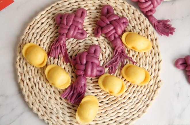 打个中国结，捏个金元宝，松软奶香馒头