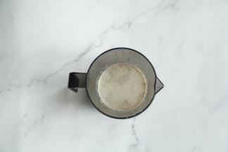 先打南瓜面。南瓜切片蒸熟压成泥。干酵母倒入牛奶中搅匀，加入细砂糖继续搅匀后静置6分钟活化酵母。