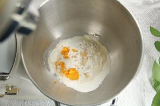 粉类、南瓜泥、液体倒入打面桶。