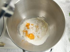 粉类、南瓜泥、液体倒入打面桶。