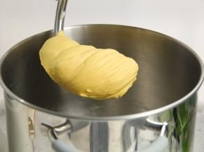 1档混合成团，转4档打8-10分钟成非常光滑面团。取出滚圆盖保鲜膜室温23度发酵至2倍大，1-1.5小时，时间不固定，看状态。