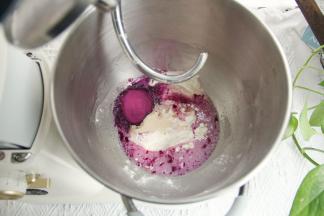 接着打中国结面团。所有材料倒入打面桶。