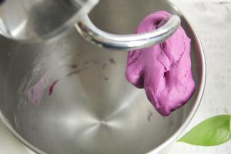 1档混合成团。转4档10分钟，成非常光滑不粘手面团。