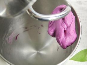 1档混合成团。转4档10分钟，成非常光滑不粘手面团。