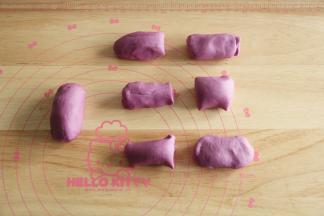 揉匀分团。50克面团作穗子。其余面团分成6份，每份40克左右。