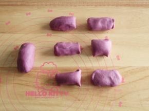 揉匀分团。50克面团作穗子。其余面团分成6份，每份40克左右。